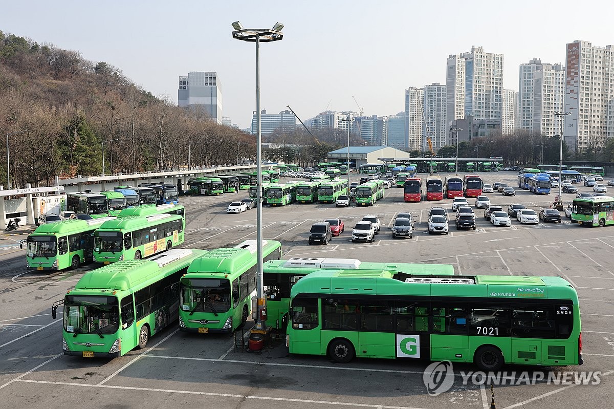市内の公営車庫に駐車中のバス＝２７日、ソウル（聯合ニュース）