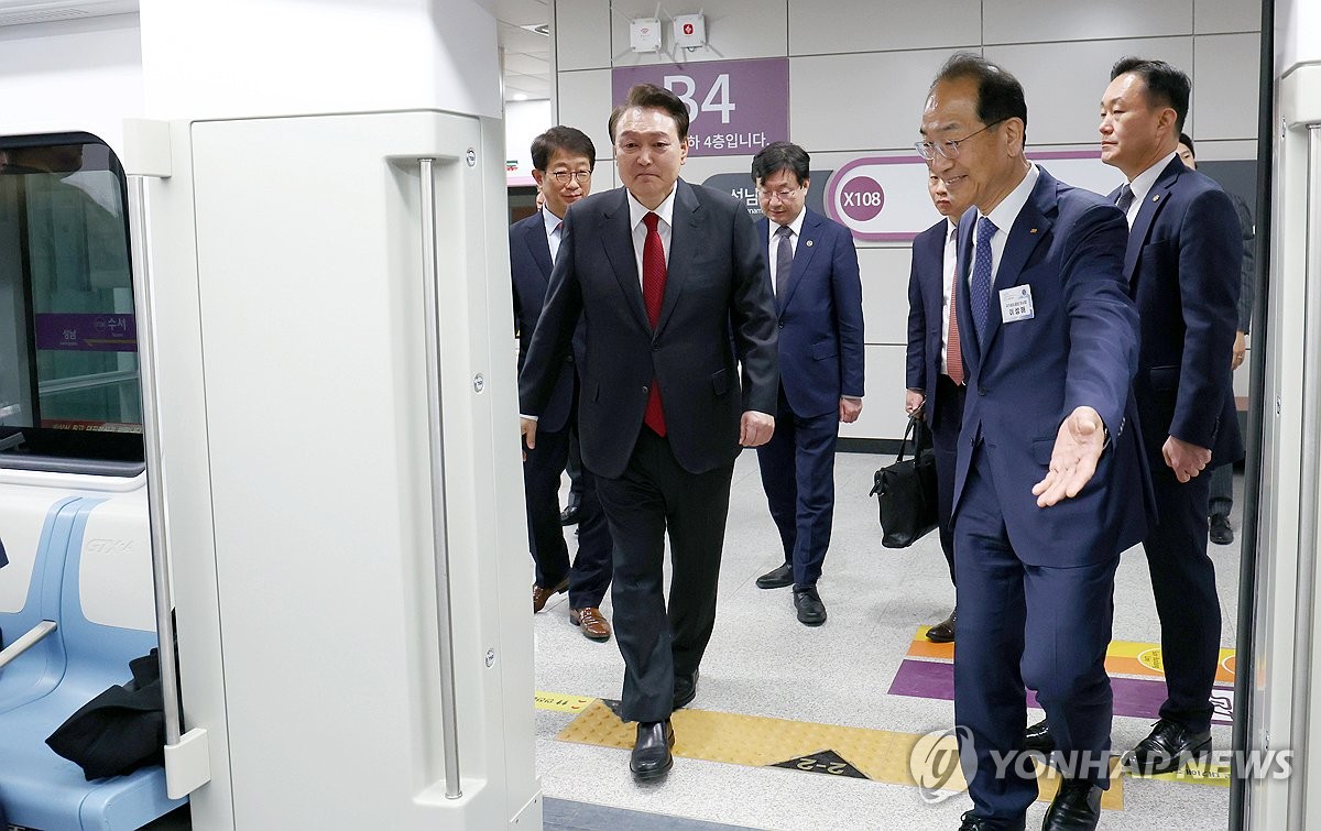 President Yoon Suk Yeol (L) boards a train on the newly opened GTX-A line at Suseo Station in southern Seoul on March 29, 2024. (Pool photo) (Yonhap)