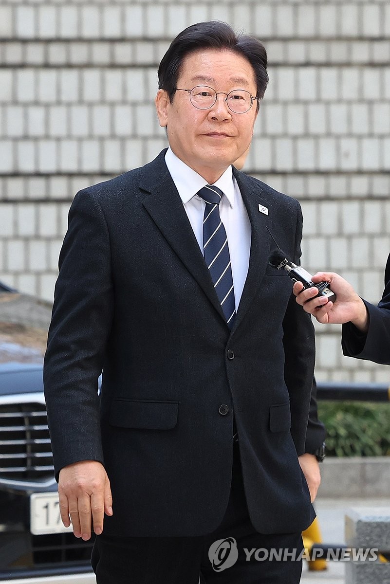 総選挙控えた最大野党代表　公判に出廷