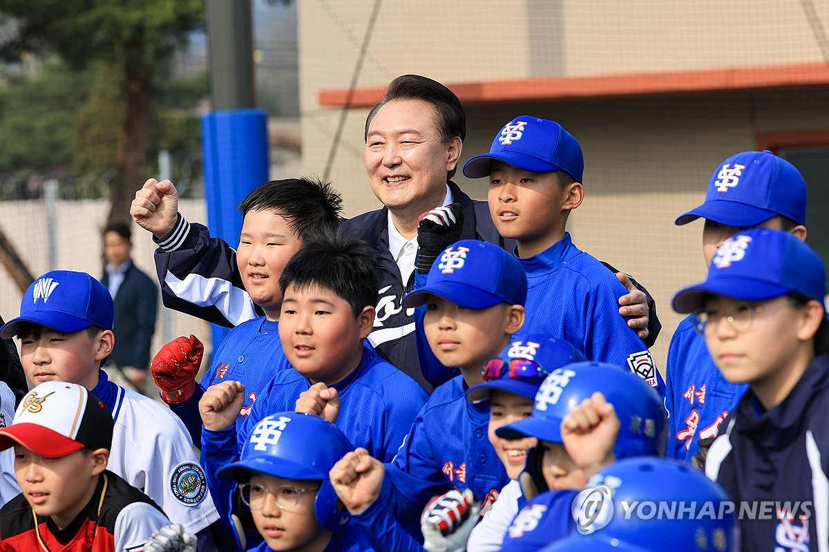 Yoon conoce a jugadores de béisbol