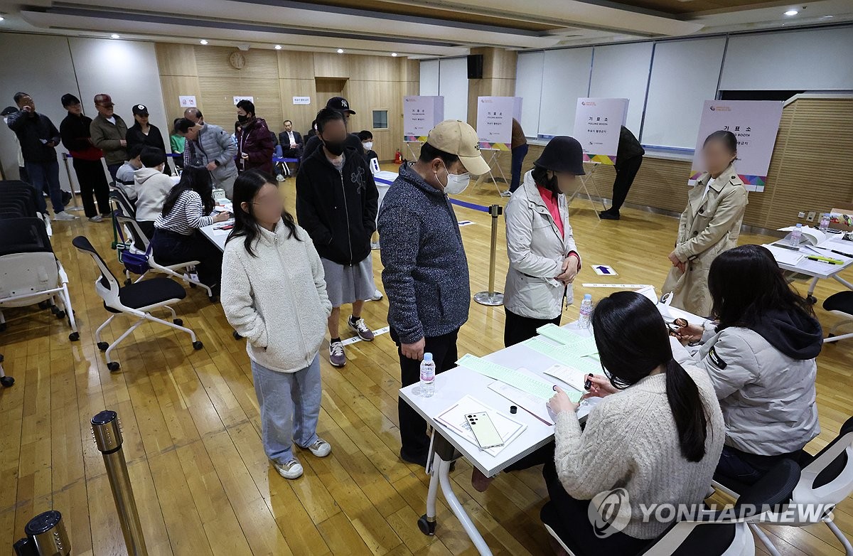 제22대 총선 운명의 날, 아침부터 붐비는 투표소 | 연합뉴스