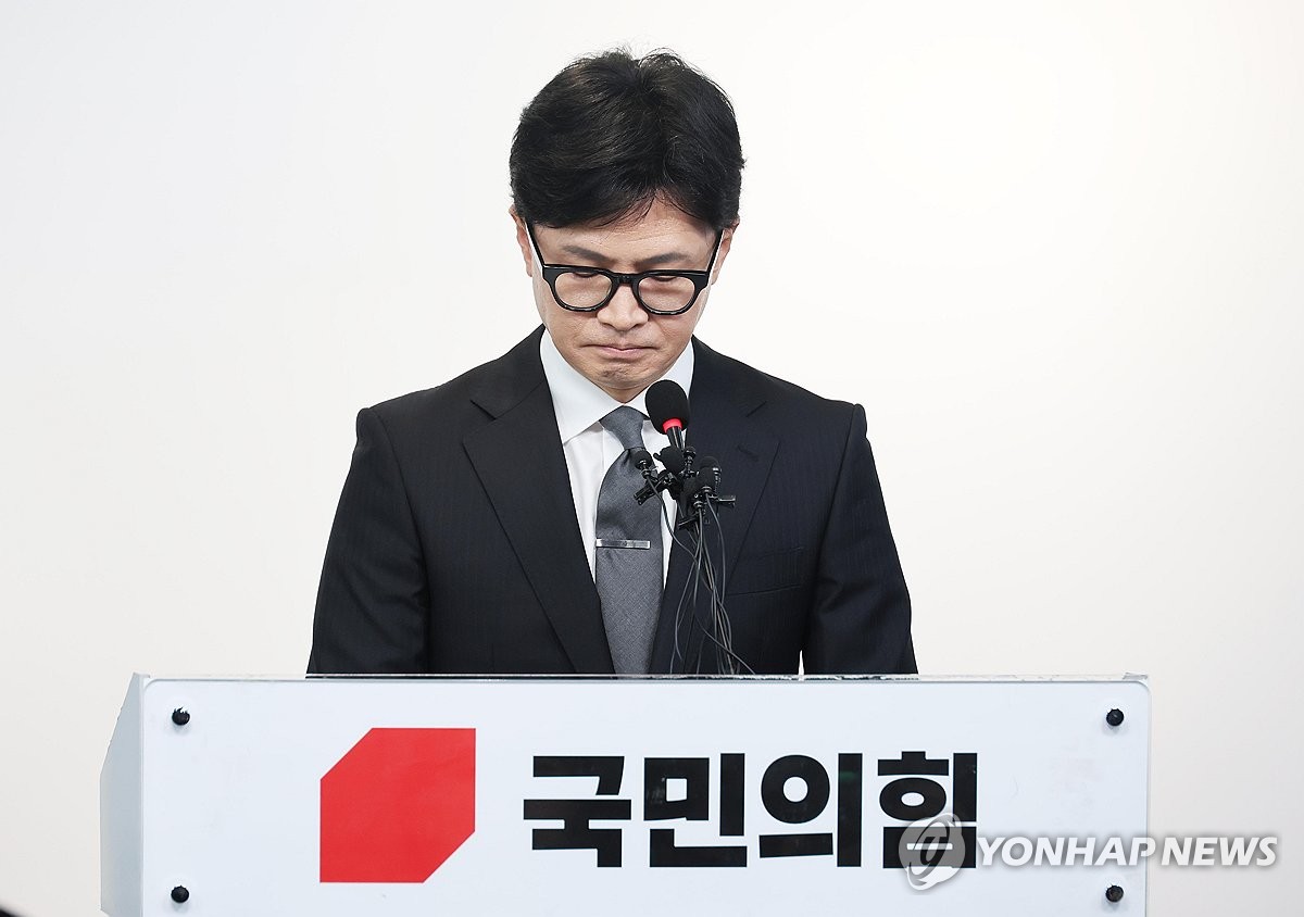 Han Dong-hoon, the interim leader of the ruling People Power Party, announces his resignation during a press conference held at the PPP's headquarters in western Seoul on April 11, 2024. (Pool photo) (Yonhap)