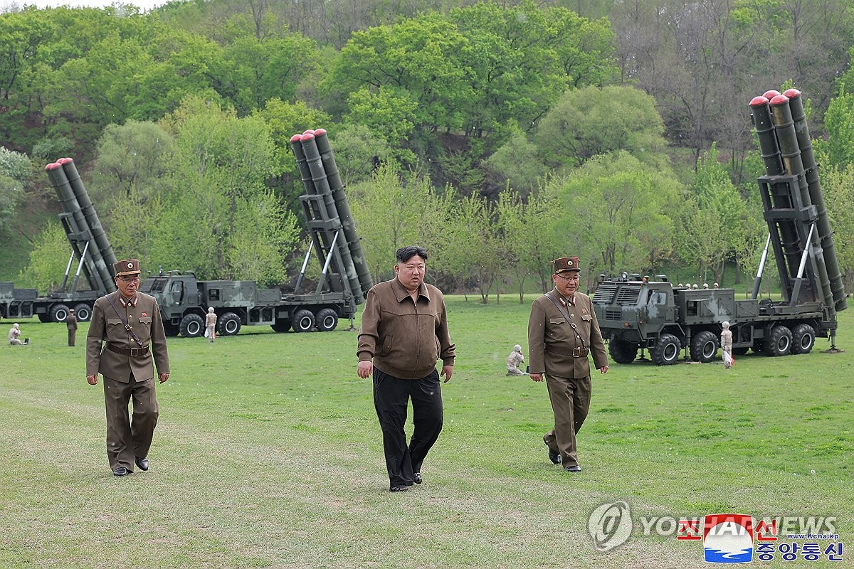 Corea del Norte lleva a cabo un ejercicio táctico que simula un contraataque nuclear, al que asistió el líder Kim Jong-un (centro), el 22 de abril de 2024, en esta fotografía publicada por la Agencia Central de Noticias de Corea al día siguiente.  (Para uso únicamente en la República de Corea. Sin redistribución) (Yonhap)