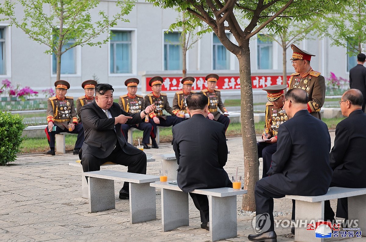 N. Korean leader visits military school | Yonhap News Agency