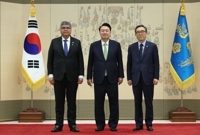 Yoon con el nuevo embajador de Costa Rica ante Corea del Sur