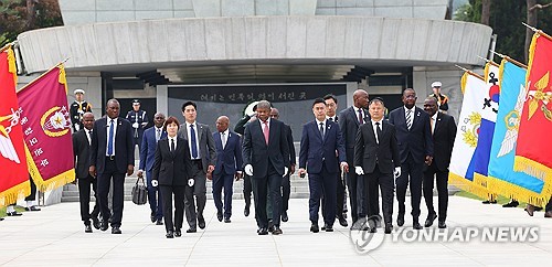El presidente angoleño visita el Cementerio Nacional