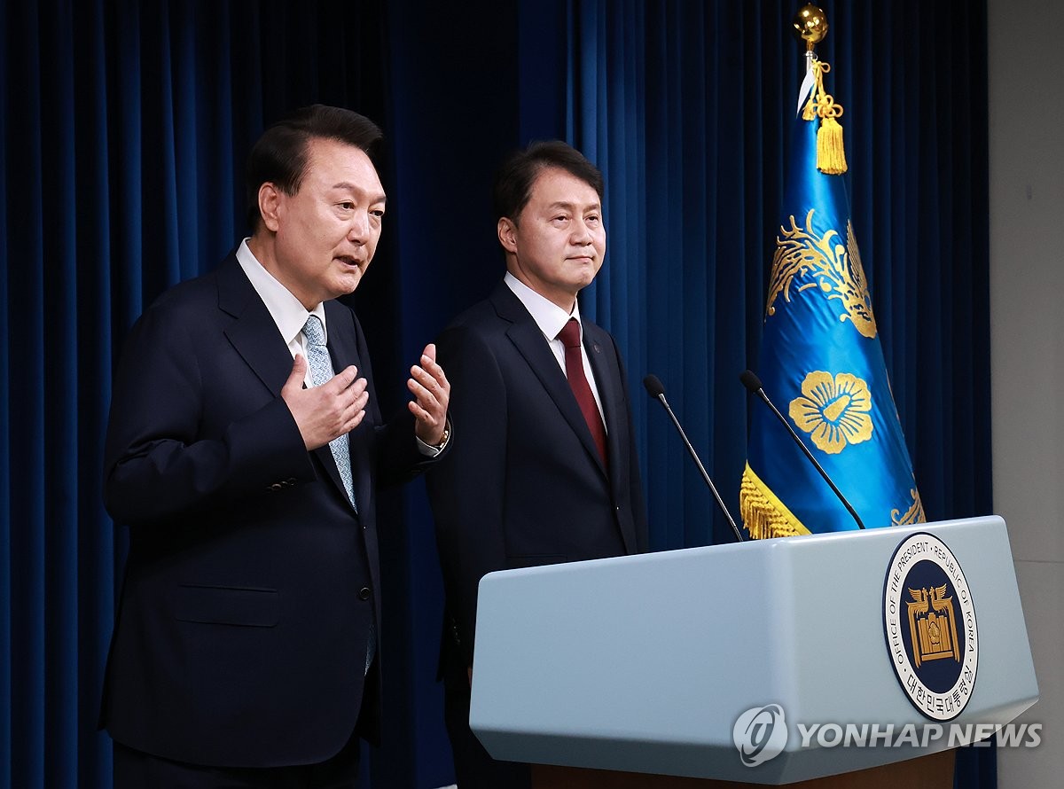 President Yoon Suk Yeol (L) introduces his new senior secretary for civil affairs, Kim Ju-hyun (R), at the presidential office in Seoul on May 7, 2024. (Yonhap)