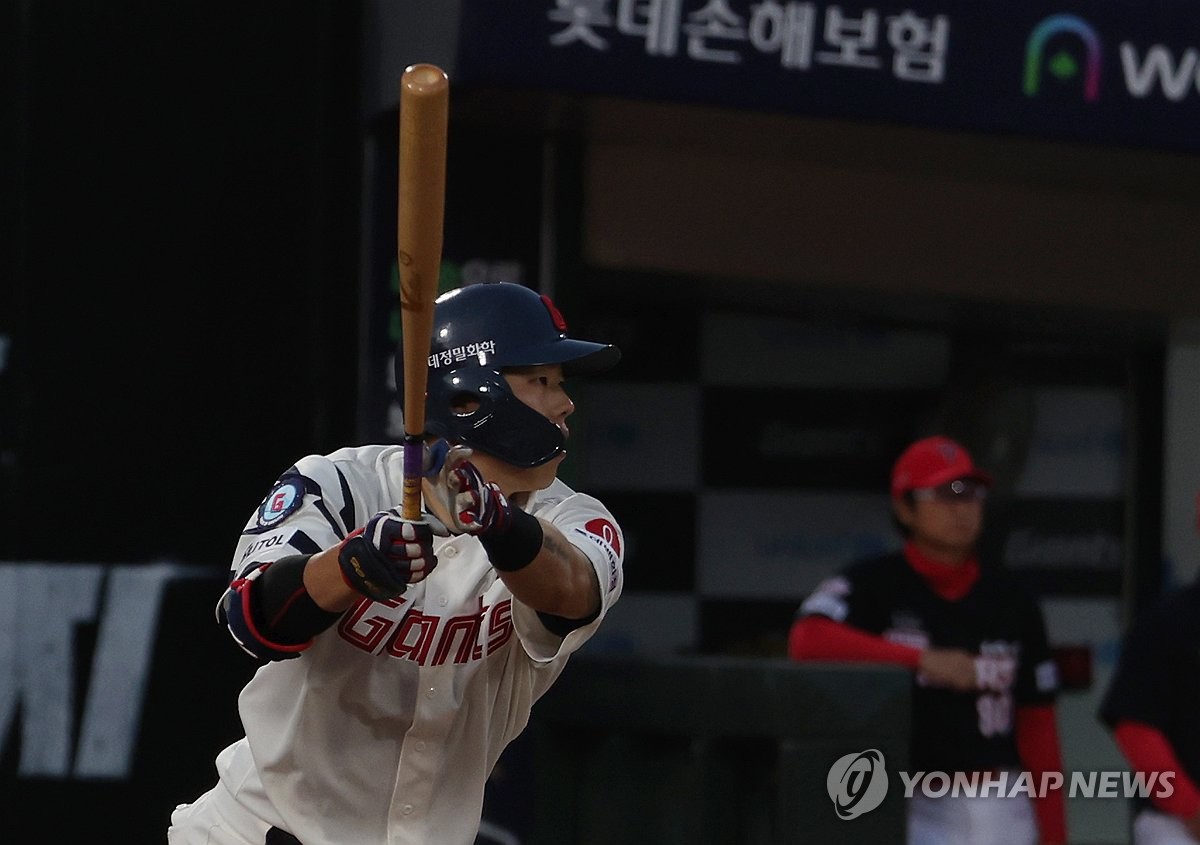 안타치는 롯데 고승민