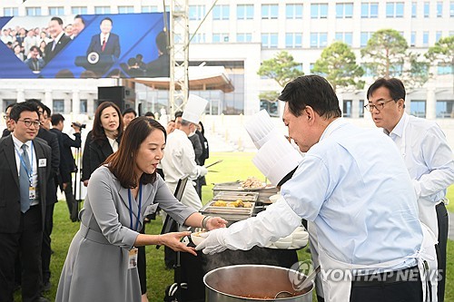 キムチチゲを配る尹大統領