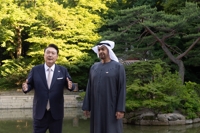 الرئيسان يون والرئيس الإماراتي محمد بن زايد يتجولان في القصر ويتناولان العشاء