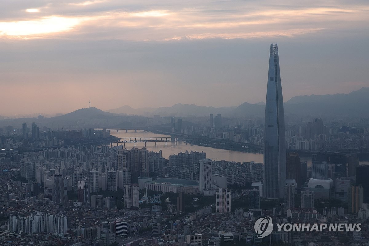 하늘에서 바라본 노을지는 서울 풍경