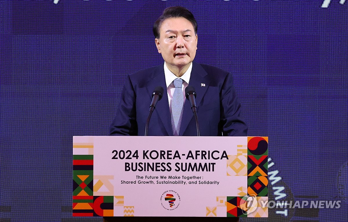 El presidente Yoon Suk Yeol pronuncia un discurso de apertura durante la Cumbre Empresarial Corea-África celebrada en el Lotte Hotel Seúl en la capital el 5 de junio de 2024. (Foto de la piscina) (Yonhap)