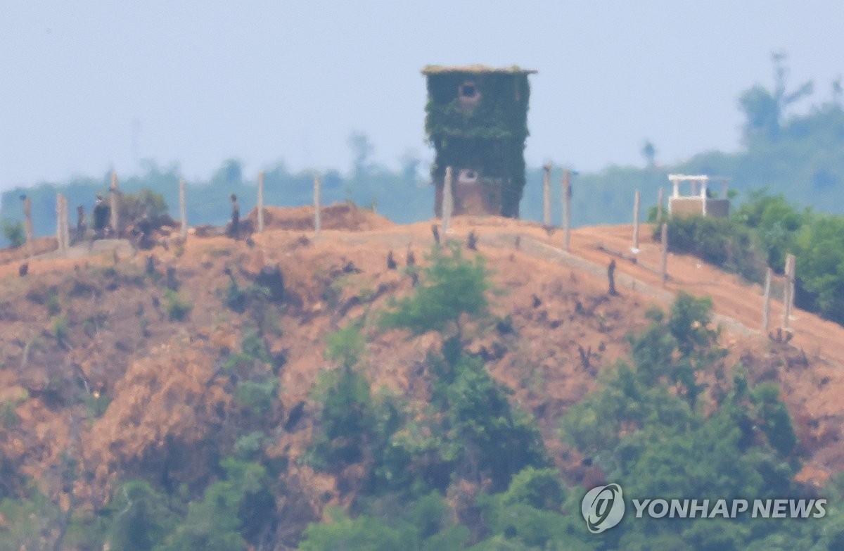 작업하는 북한군 병사들