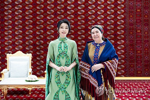 S. Korean first lady in Turkmenistan's traditional outfit