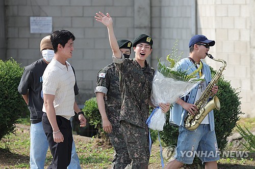 (3rd LD) BTS' Jin returns from military duty amid warm welcome from bandmates