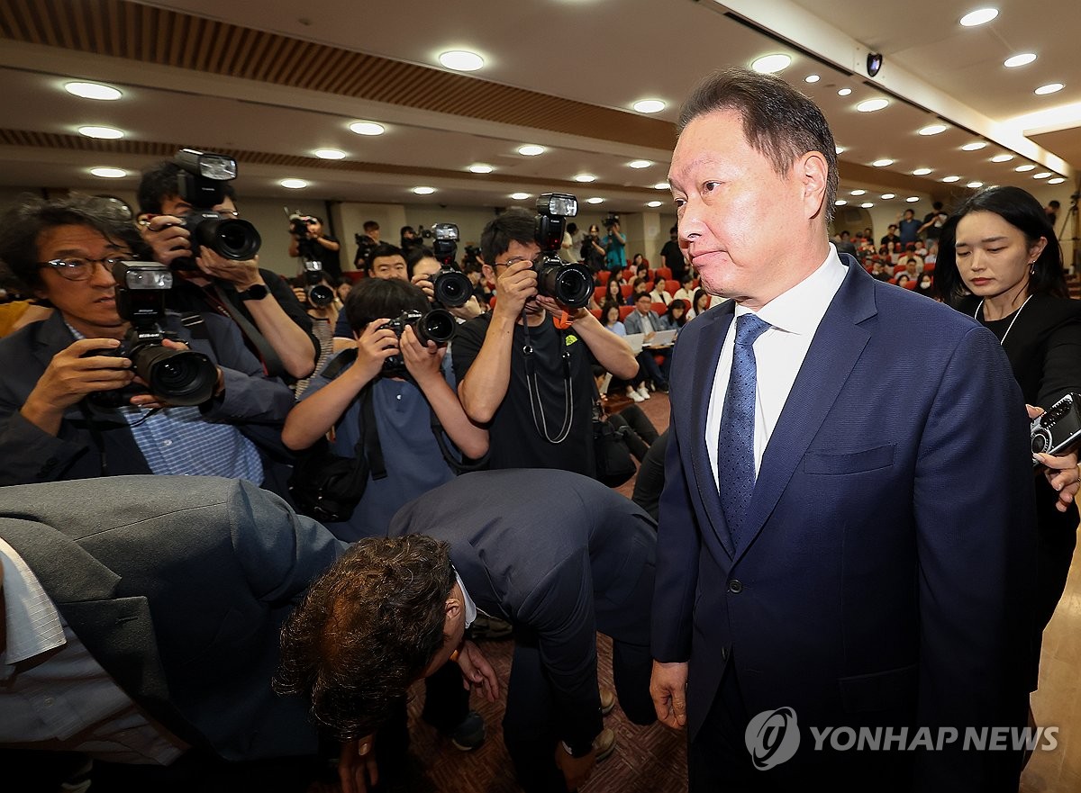 기자회견장 나서는 최태원 SK그룹 회장