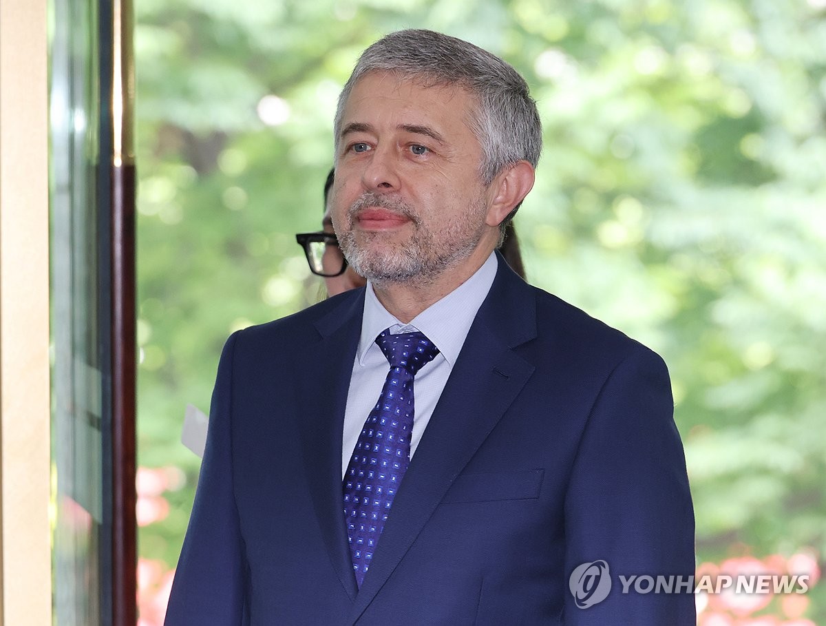 El embajador ruso en Corea del Sur, Georgy Zinoviev, llega al Ministerio de Asuntos Exteriores en Seúl el 21 de junio de 2024. (Yonhap) 