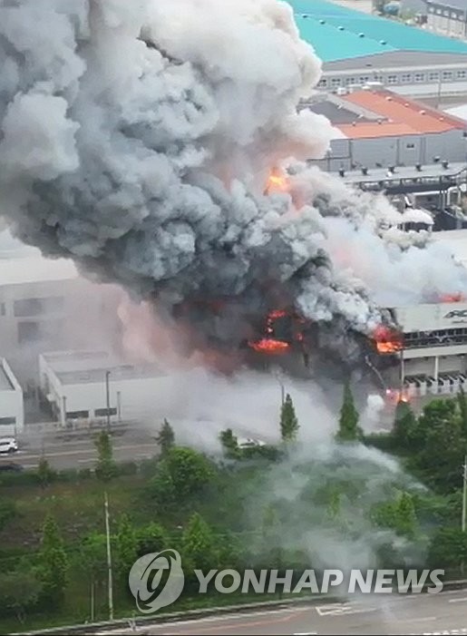 This photo, provided by a reader on June 24, 2024, shows a blaze at lithium battery maker Aricell's plant in Hwaseong, 45 kilometers south of Seoul. (PHOTO NOT FOR SALE) (Yonhap)