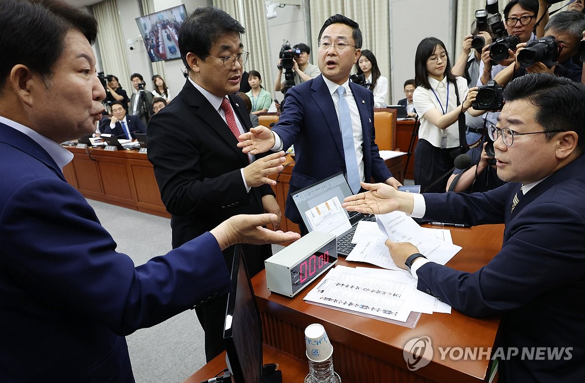 Park Chan-dae (R), jefe del comité directivo, responde a las preguntas de los legisladores durante una reunión plenaria del comité directivo en la Asamblea Nacional en Seúl, el 1 de julio de 2024. (Yonhap)