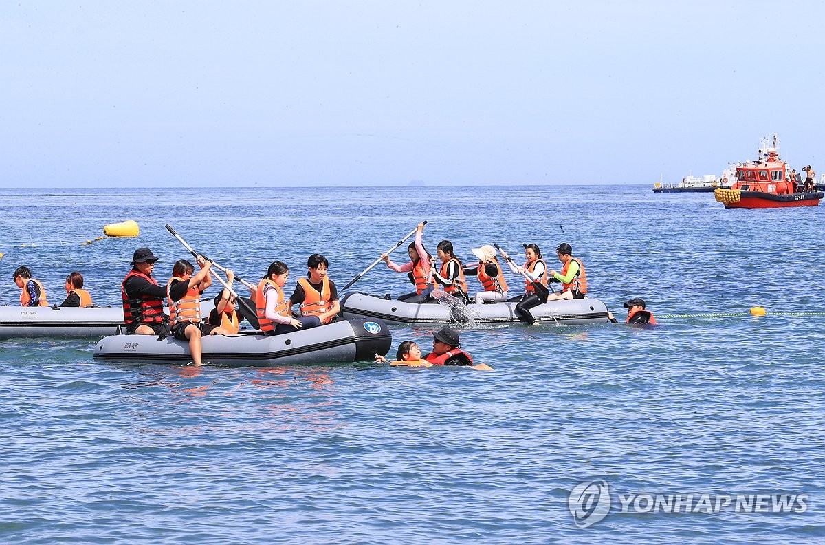 지난 7월 제주시 삼양해수욕장에서 진행된 바다 생존수영 교육