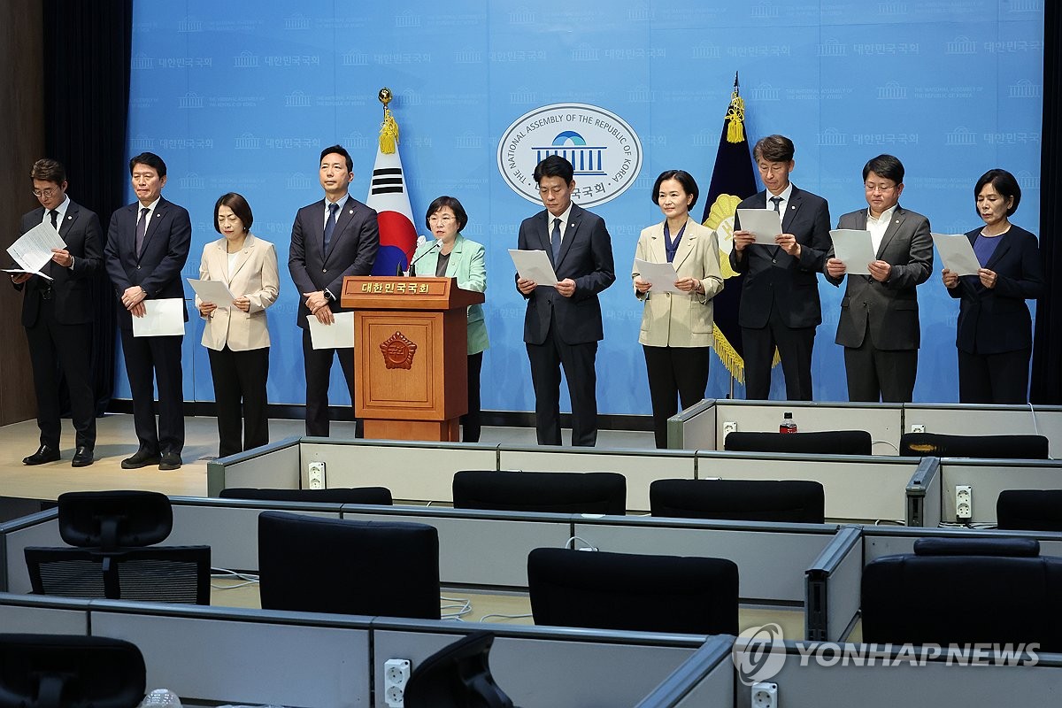 '법카의혹' 현장검증 결과 설명하는 야당 과방위원들