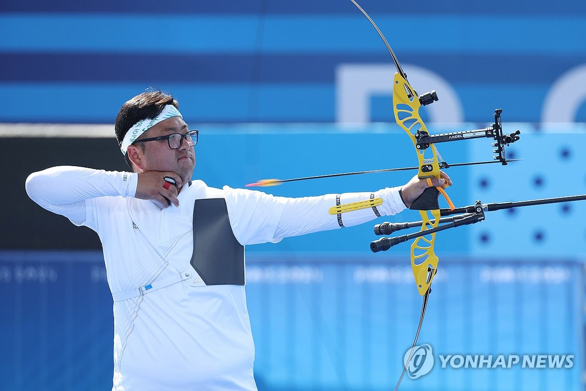 Kim Woo-jin of South Korea competes in the final of the men's archery team event at the Paris Olympics at Invalides in Paris on July 29, 2024. (Yonhap)