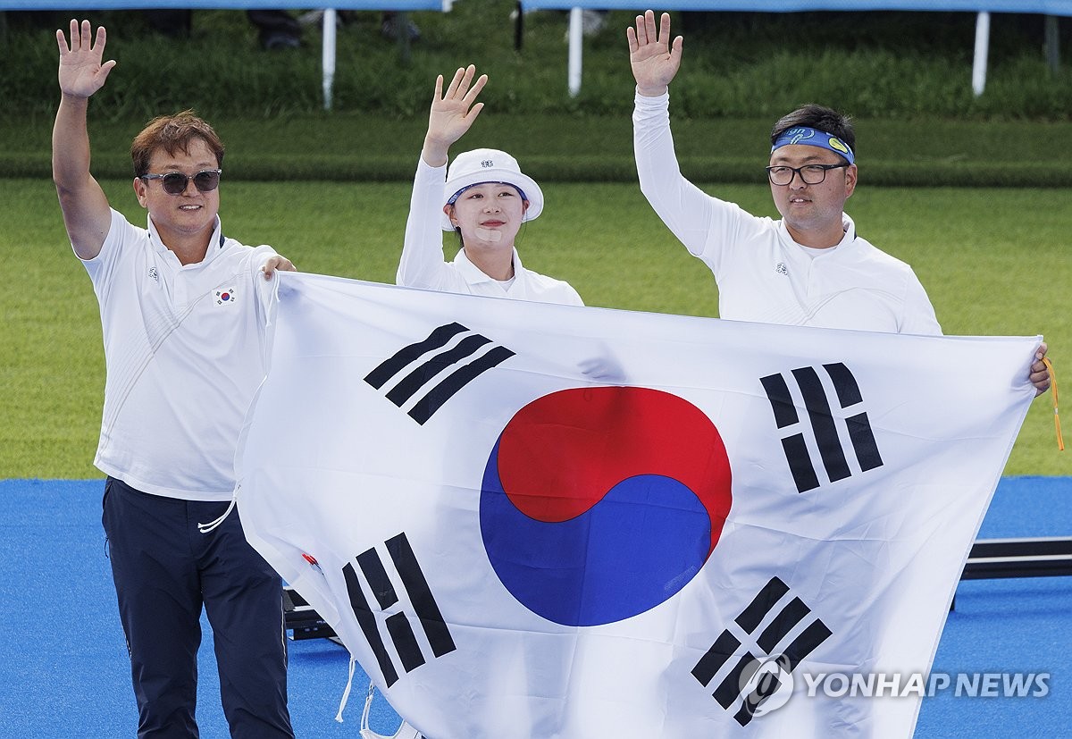 2관왕, 김우진-임시현 태극기 들고 자축