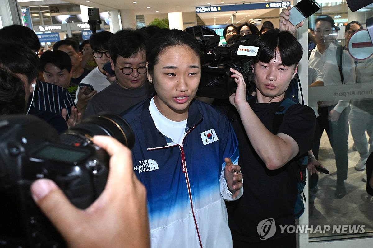 대한민국 배드민턴 선수 안세영이 파리 올림픽 여자 단식 금메달을 안고 귀국한 뒤 2024년 8월 7일 서울 서쪽 인천국제공항을 통해 출국했다. (연합)