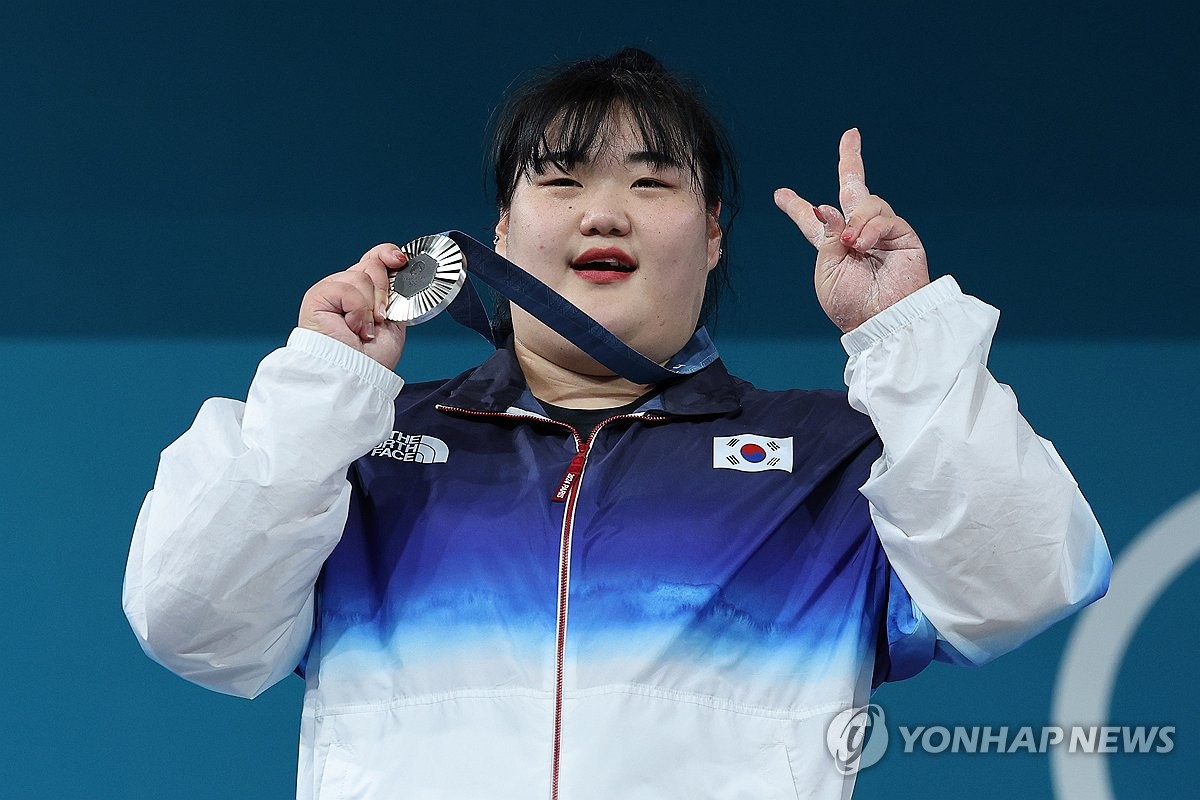 (2nd LD) (Olympics) Park Hye-jeong wins silver in women's weightlifting ...