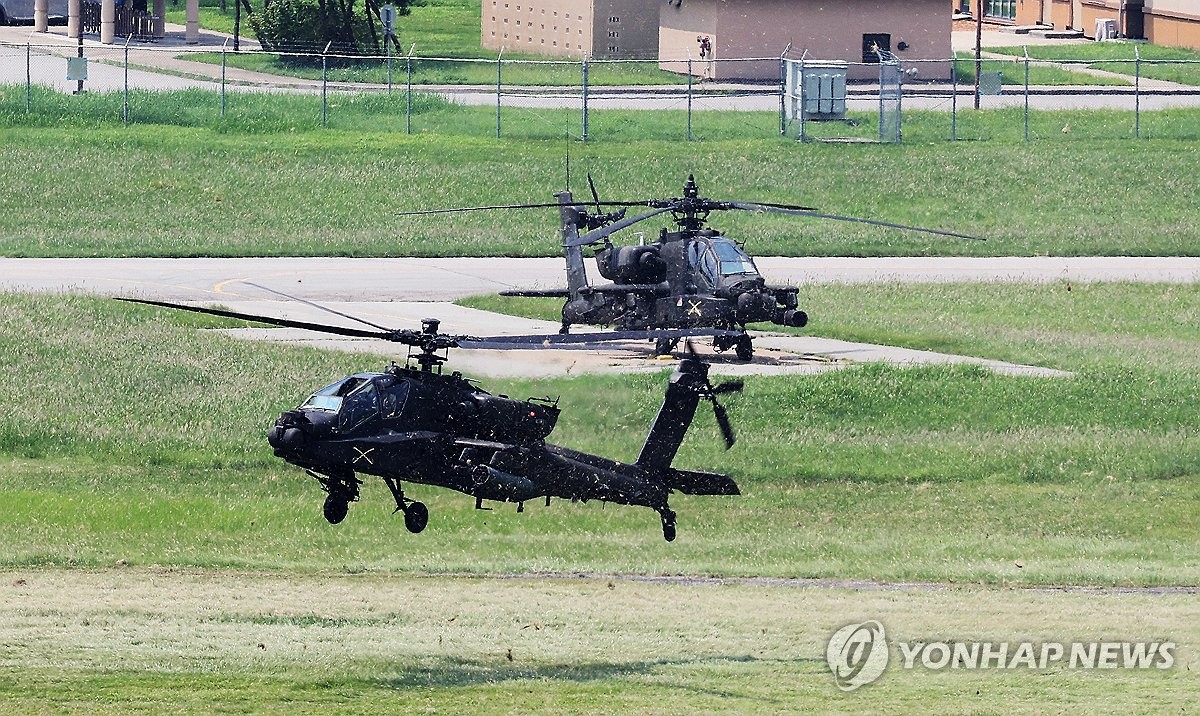 Los helicópteros Apache despegan del campamento estadounidense Humphreys en Pyeongtaek, a 60 kilómetros al sur de Seúl, el 12 de agosto de 2024. (Yonhap)