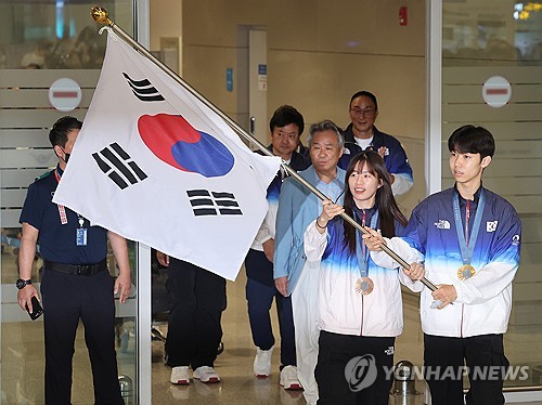 소수정예 올림픽 선수단, '파리의 기적' 쓰고 위풍당당 귀국