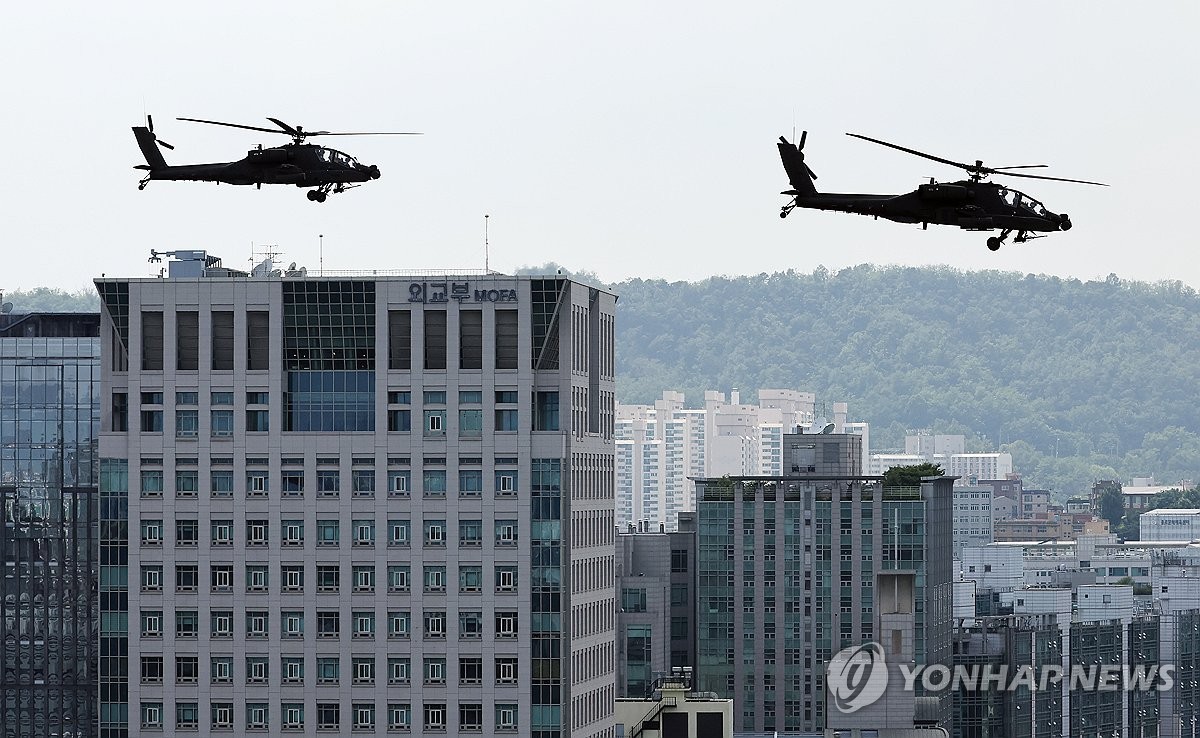 광화문 도심 선회비행하는 육군 아파치 헬기