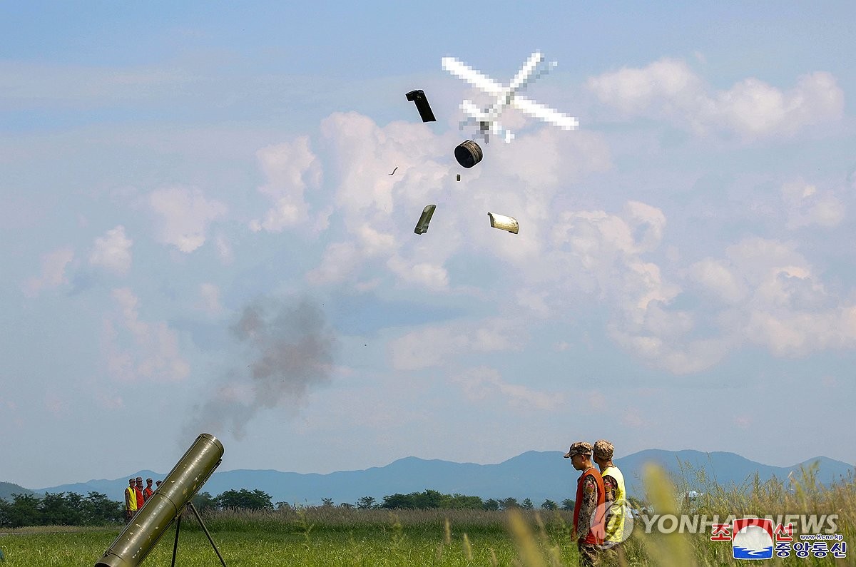 Esta fotografía, publicada por la Agencia Central de Noticias de Corea del Norte, el 26 de agosto de 2024, muestra a Corea del Norte realizando una prueba de desempeño de drones el 24 de agosto bajo la dirección del líder Kim Jong-un. (Para uso exclusivo en la República de Corea. Prohibida su redistribución) (Yonhap)