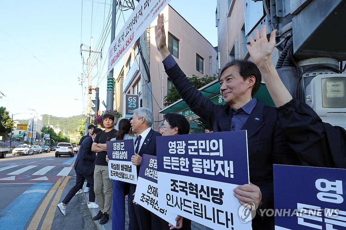 퇴근하는 시민들에게 인사하는 조국혁신당 조국 대표