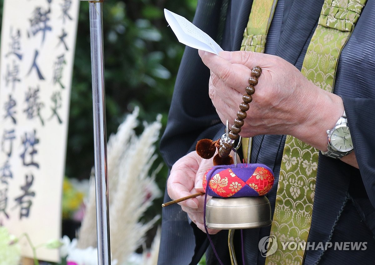 간토대지진 조선인 희생자 혼 위로하는 승려