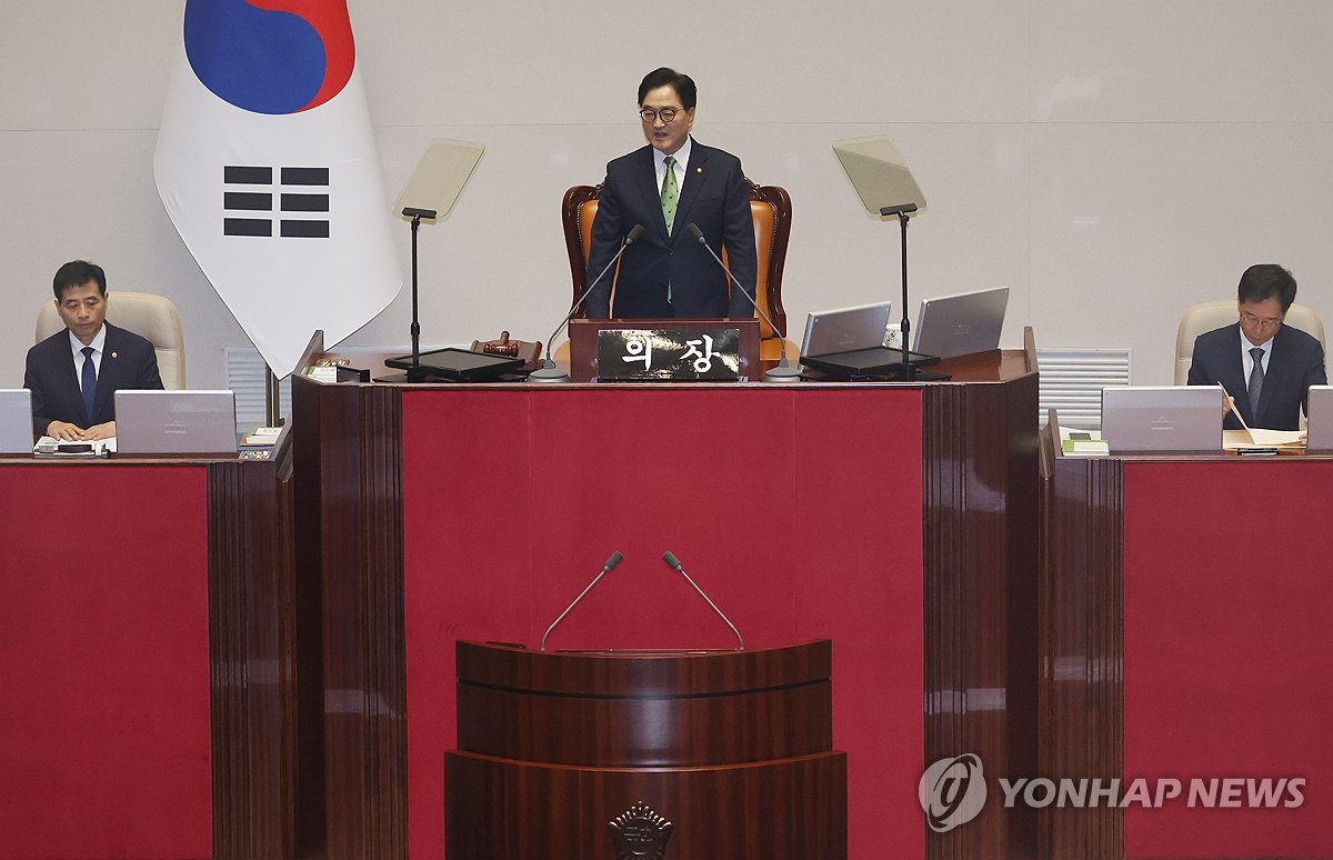 El presidente de la Asamblea Nacional, Woo Won-shik (centro), preside la ceremonia de apertura de la 22.ª Asamblea Nacional en la cámara plenaria del parlamento en Seúl el 2 de septiembre de 2024. (Yonhap)