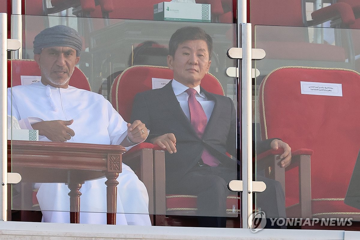 오만전 지켜보는 정몽규 축협 회장