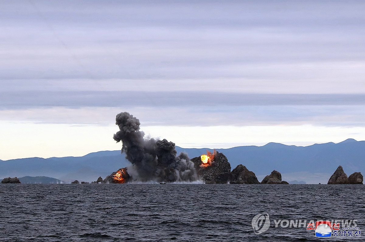 김정은, 신형 600mm 방사포차 성능검증 시험사격 참관