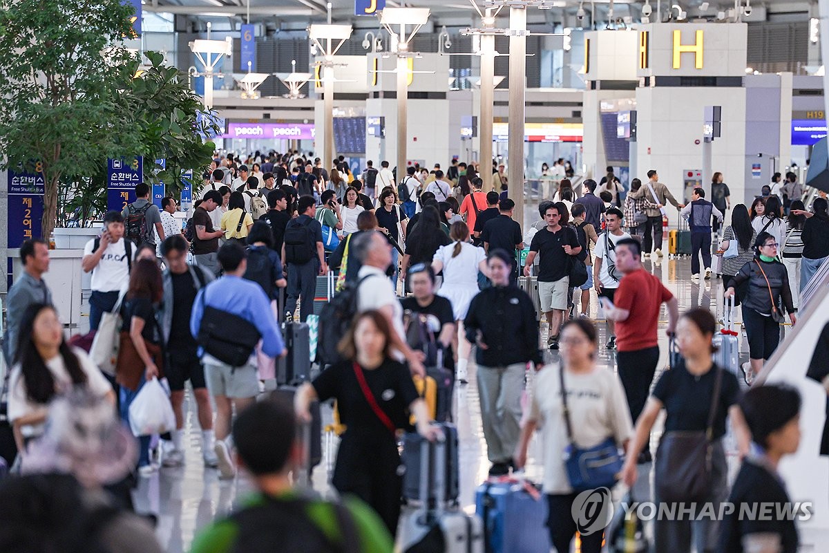 추석 연휴 앞두고 붐비는 인천국제공항 출국장