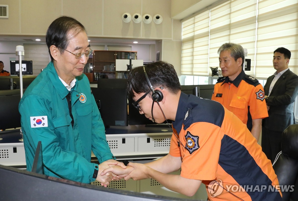 구급대원 격려하는 한덕수 총리