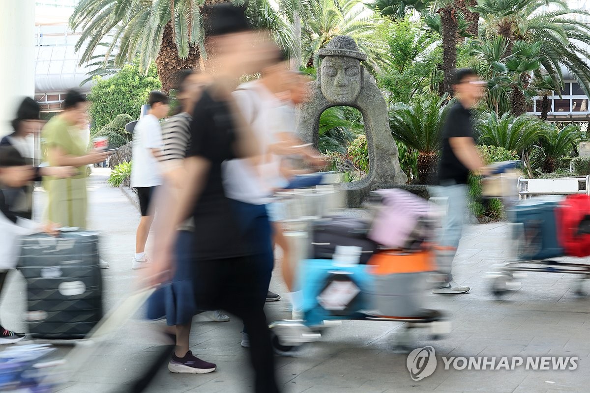 추석 연휴 첫날, 붐비는 제주공항