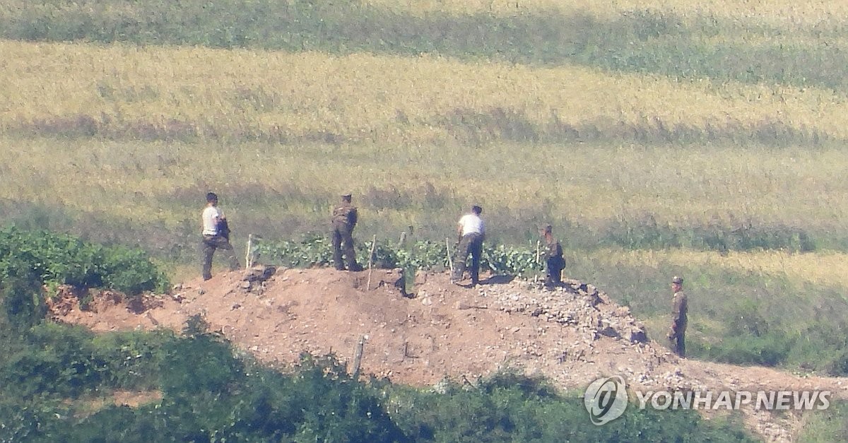 Esta fotografía de archivo del 23 de septiembre de 2024, tomada desde un observatorio en la isla fronteriza occidental de Ganghwa, muestra a soldados norcoreanos realizando actividades de construcción. (Yonhap)