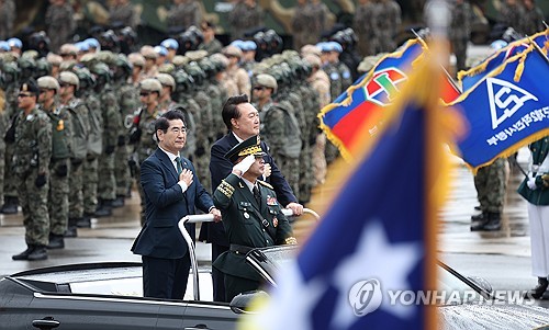 尹대통령, 첫선 보인 '괴물' 현무-5 사열…전략사령부 부대기 수여