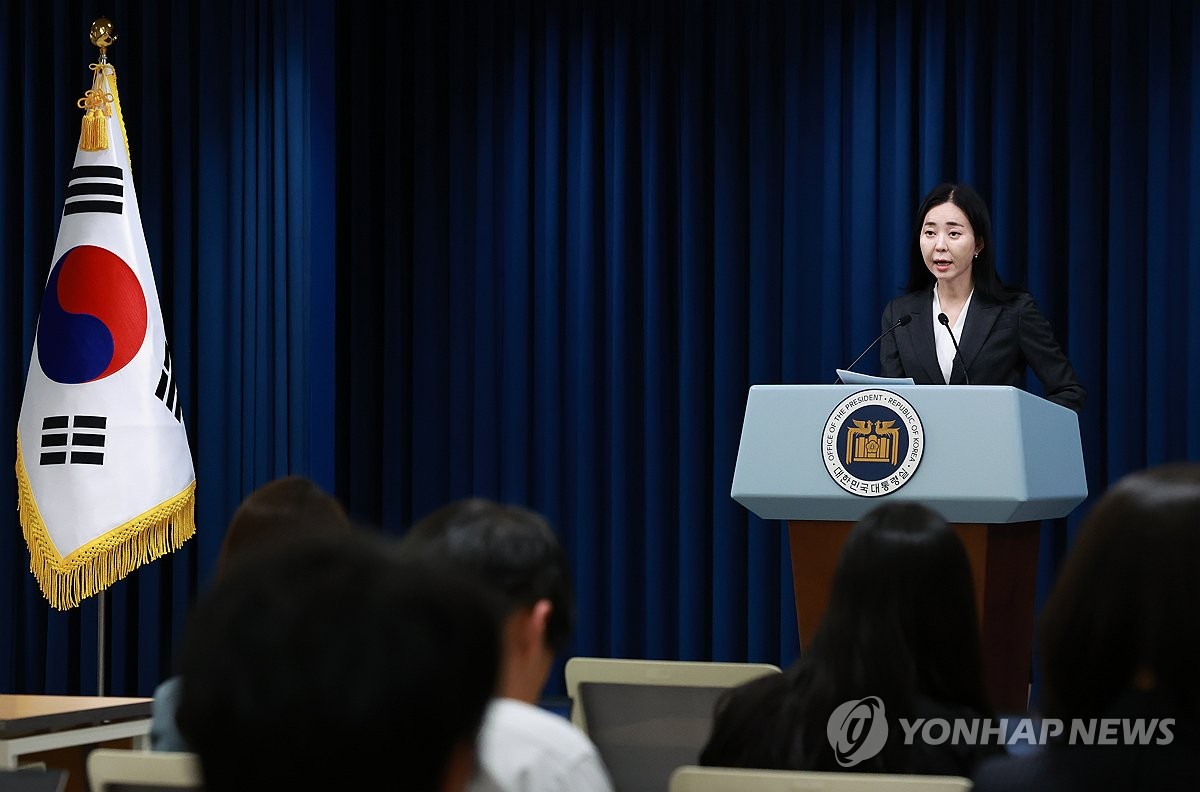 El portavoz presidencial Jeong Hye-jeon habla durante una sesión informativa en la oficina presidencial en Seúl el 2 de octubre de 2024. (Yonhap) 