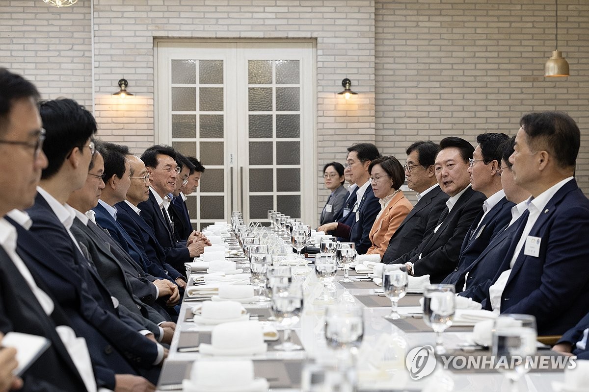 El presidente Yoon Suk Yeol (cuarto desde la derecha) habla durante una cena con legisladores del gobernante Partido del Poder Popular celebrada en la oficina presidencial en Seúl el 2 de octubre de 2024, en esta fotografía proporcionada por la oficina de Yoon. (FOTO NO EN VENTA) (Yonhap)