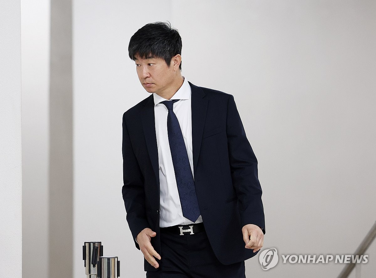 El ex gerente de los Kia Tigers, Kim Jong-kook, se prepara para asistir a una audiencia de sentencia por cargos de soborno en el Tribunal del Distrito Central de Seúl el 4 de octubre de 2024. Kim, junto con el ex gerente general de los Tigres, Jang Jung-suk, fueron absueltos. (Yonhap)