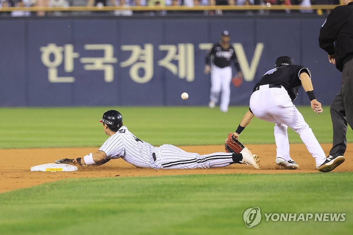 신민재는 2루 도루, kt는 수비 실책