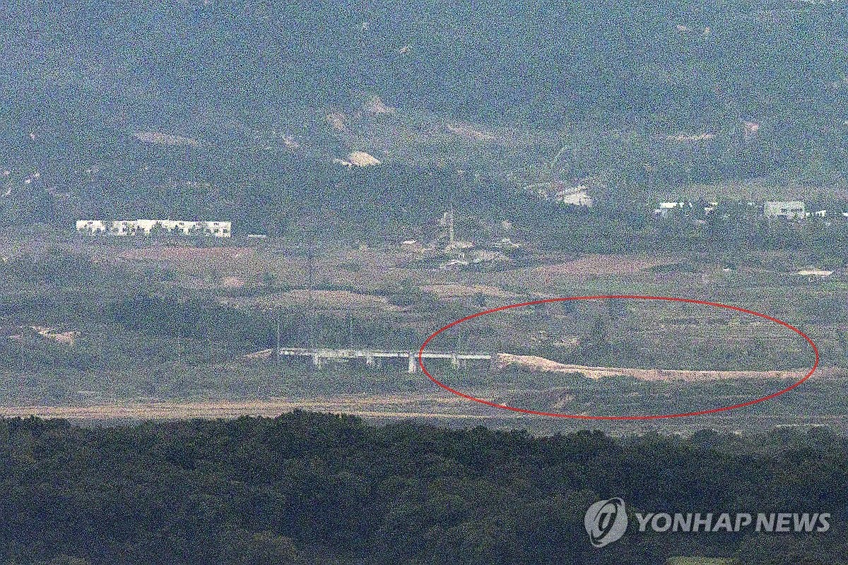 Amas de terre sur la route Gyeongui AGENCE DE PRESSE YONHAP