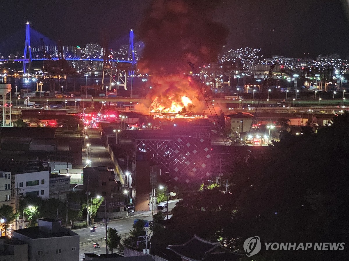 Esta foto, proporcionada por un lector, muestra un incendio en una instalación de almacenamiento de las Fuerzas de Estados Unidos en Corea en la ciudad sureste de Busan el 24 de octubre de 2024. (FOTO NO A LA VENTA) (Yonhap)