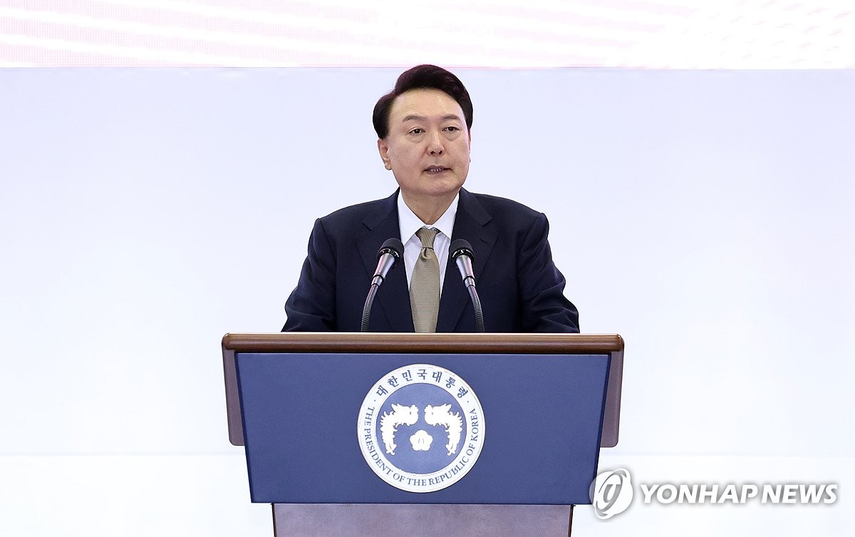 El presidente Yoon Suk Yeol pronuncia un discurso de felicitación en la inauguración de una convención de propietarios de pequeñas empresas en la sala de exposiciones KINTEX en Goyang, justo al noroeste de Seúl, el 31 de octubre de 2024. (Foto de la piscina) (Yonhap)